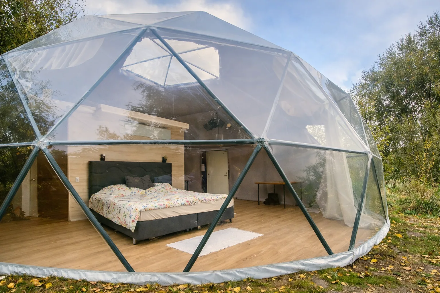 Kuppelmaja välivaade aias